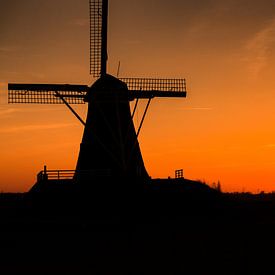 Silhouette einer Windmühle bei Sonnenuntergang von Rene Wassenbergh