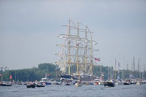 Tallship Kruzenshtern bij de parade van SAIL Amsterdam 2015 van Merijn van der Vliet