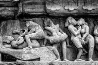 Khajurao - Erotisch relief in de Lakshmana tempel Zw-w 2 van Theo Molenaar thumbnail