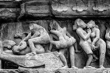 Khajurao - Erotisches Relief im Lakshmana-Tempel Zw-w 2 von Theo Molenaar