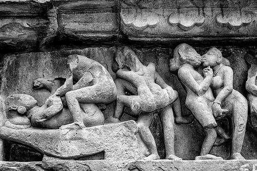 Khajurao - Erotisch relief in de Lakshmana tempel Zw-w 2