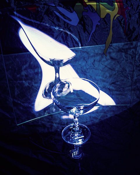 Verzerrung durch Reflexion an einem Glas. von Ineke Mighorst