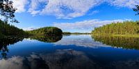 Reflets symétriques dans un paysage suédois sur Photo Henk van Dijk Aperçu