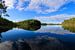 Symmetrische Reflexion in der schwedischen Landschaft von Photo Henk van Dijk