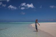 Ein Mann steht im Paradies der Lagune von Aitutaki von Erwin Blekkenhorst Miniaturansicht