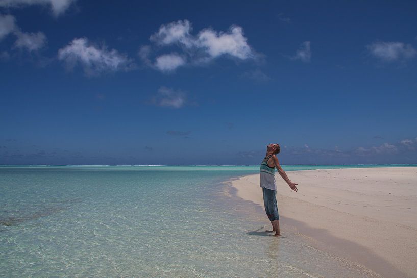 Ein Mann steht im Paradies der Lagune von Aitutaki von Erwin Blekkenhorst