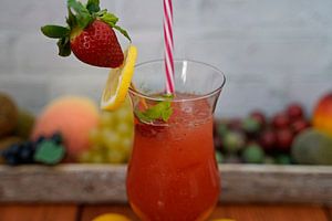 Erdbeer-Cocktail alkoholfrei mit Limette und Minze.