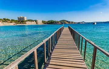 Houten pier aan de prachtige kust op het eiland Mallorca van Alex Winter