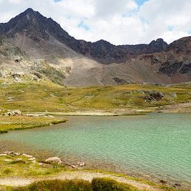 Des lacs de montagne cristallins - une photographie alpine spectaculaire avec des reflets clairs et un panorama de montagnes. Acheter maintenant une peinture murale ou une toile et profiter de la nature. sur Miriam Schwarzfischer Fotografie