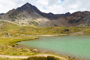 Des lacs de montagne cristallins - une photographie alpine spectaculaire avec des reflets clairs et un panorama de montagnes. Acheter maintenant une peinture murale ou une toile et profiter de la nature.