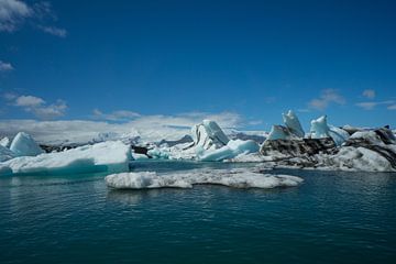 Island - Riesige schmelzende Eisschollen treiben auf einem Gletschersee von adventure-photos