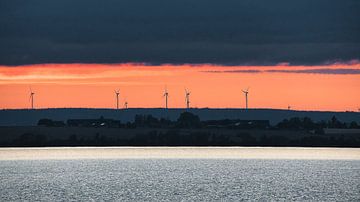Des éoliennes sur une île au coucher du soleil sur Martin Köbsch