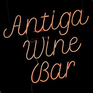 Neonbeleuchtung im Fenster einer Weinbar in Lissabon, Portugal