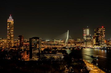Erasmusbrug, Zalmhaventoren in Rotterdam by night van In Your Light Fotografie