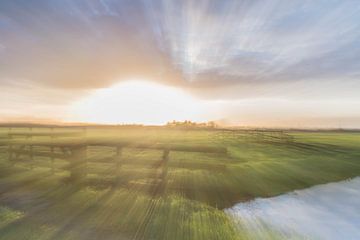 Sonnenaufgang mit schönem Licht auf der Wiese bei Bleskensgraaf, Neder von Norbert Versteeg