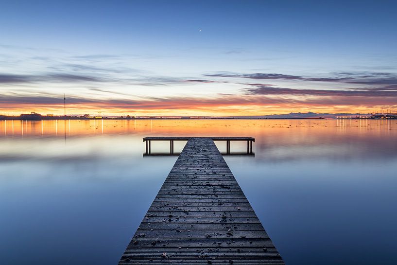Houten steiger in de Zuiderhaven van Den Oever tijdens kleurrijke zonsopkomst van Bram Lubbers