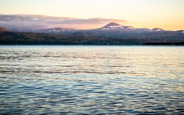 Sevan meer bij zonsondergang van Stijn Cleynhens