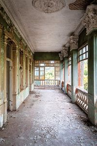 Verlaten Balkon in Verval. van Roman Robroek - Foto's van Verlaten Gebouwen