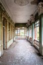Verlassener Balkon im Verfall. von Roman Robroek – Fotos verlassener Gebäude Miniaturansicht