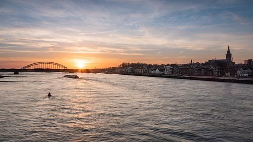 Zonsopkomst Waalbrug te Nijmegen van Femke Straten
