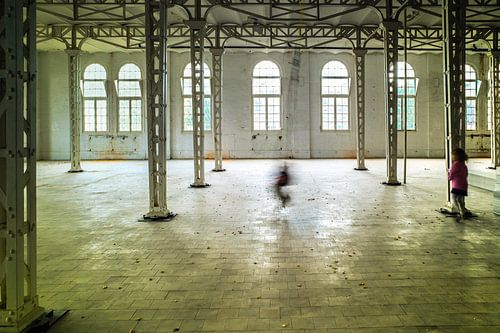Kinder-Schaukeln in der alten Fabrik