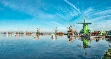 Molens aan de rivier de Zaan bij de Zaanse Schans, Zaandam, Noord-Holland, Nederland van Rene van der Meer