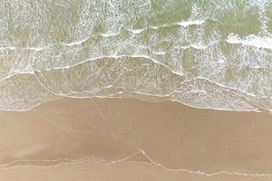 Wellen treffen auf den Strand
