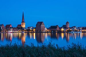 Blick über die Warnow auf die Hansestadt Rostock zur blauen Stunde