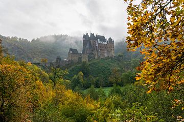 Burg Eltz in de herfst van Linda Schouw