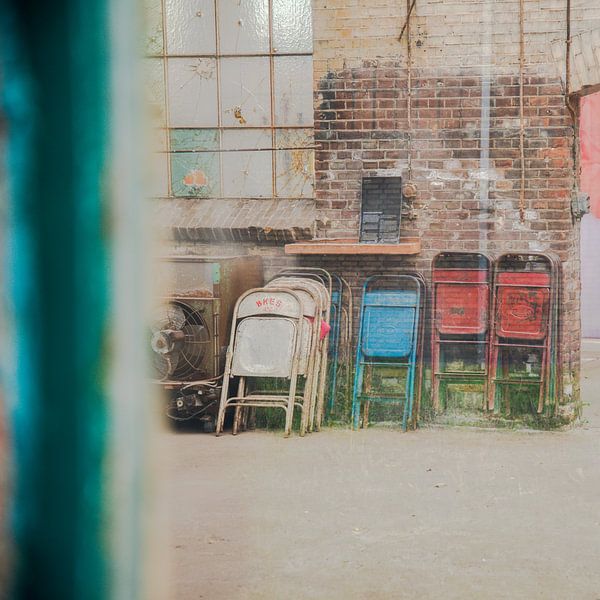 A peek inside a shed by Zaankanteropavontuur