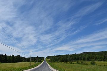 Een landweg onder een blauwe hemel van Claude Laprise