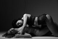 Sensuele foto van twee vrouwen in lingerie.