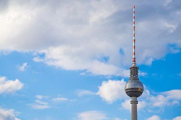 Fernsehturm - TV-toren Berlijn tegen blauwe lucht met enkele wolken