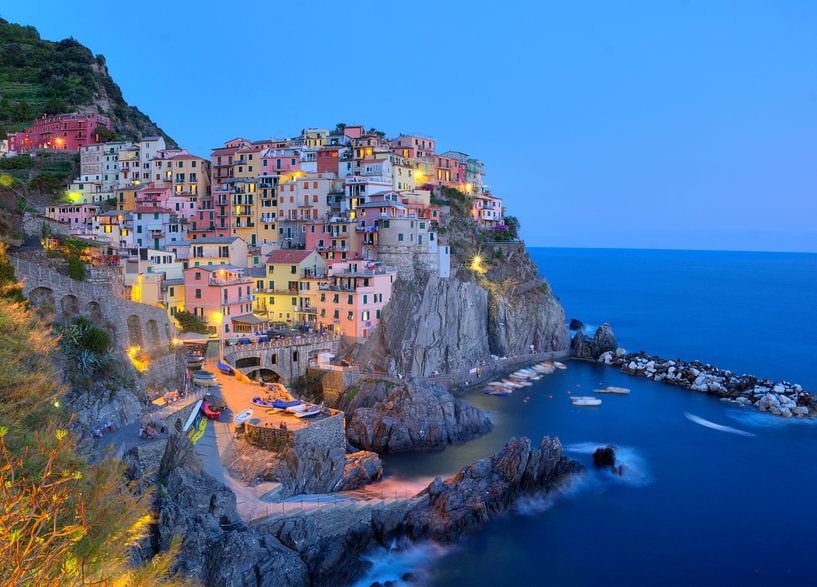 Manarola , Cinque Terre, in het blauwe uurtje van Rens Marskamp