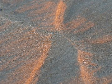 zandstructuren op het strand van Hillebrand Breuker