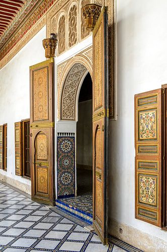 Porte ornée au musée Dar Si Said à Marrakech