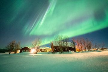 Nordlichter über einem schwedischen Dorf von Leo Schindzielorz