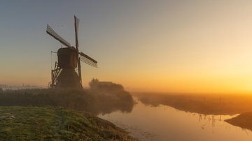 Molen Weel en Braken in het weiland tijdens een mistige zonsopkomst van Bram Lubbers