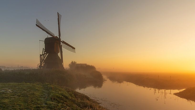 Molen Weel en Braken in het weiland tijdens een mistige zonsopkomst van Bram Lubbers