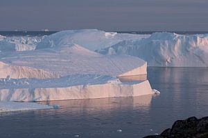 Les icebergs au Groenland à la lumière du soir