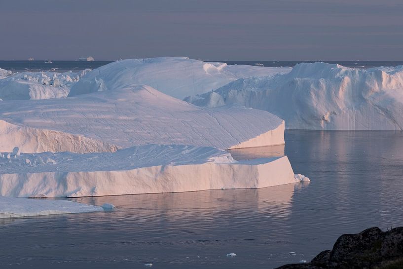 Les icebergs au Groenland à la lumière du soir par Ralph Rozema