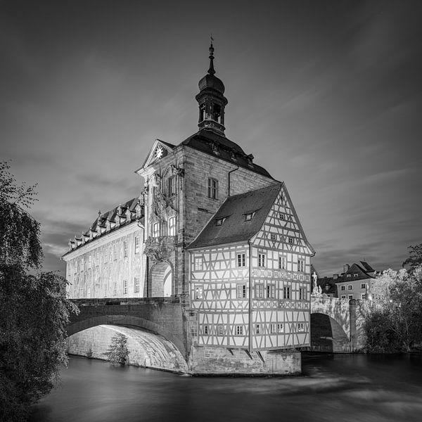 Altes Rathaus in Bamberg schwarz-weiß von Michael Valjak