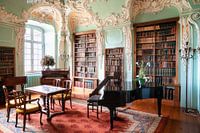Bibliothèque abandonnée avec piano.