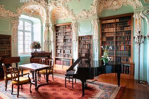 Verlaten Bibliotheek met Piano. van Roman Robroek - Foto's van Verlaten Gebouwen