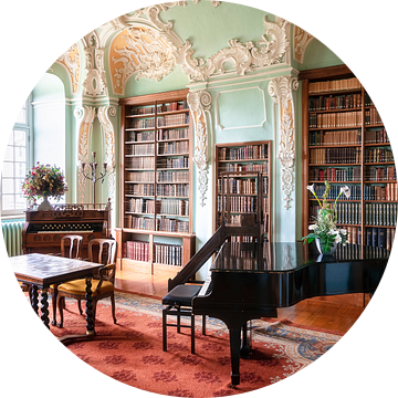 Verlaten Bibliotheek met Piano. van Roman Robroek - Foto's van Verlaten Gebouwen