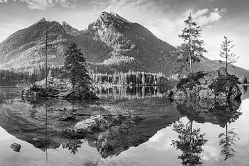 Hintersee in Bayern bei Berchtesgaden in schwarzweiss. von Manfred Voss, Schwarz-weiss Fotografie