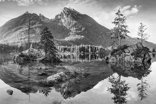 Hintersee in Beieren bij Berchtesgaden in zwart-wit.
