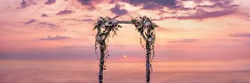 Zarter Sonnenaufgang am Ostsee Strand mit Hochzeitsbogen von Voss Fine Art Fotografie
