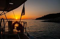 Zonsondergang met silhouet van zeilen