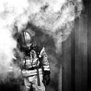 Feuerwehr, feuerwehrmann im rauch von Desiree Tibosch Miniaturansicht